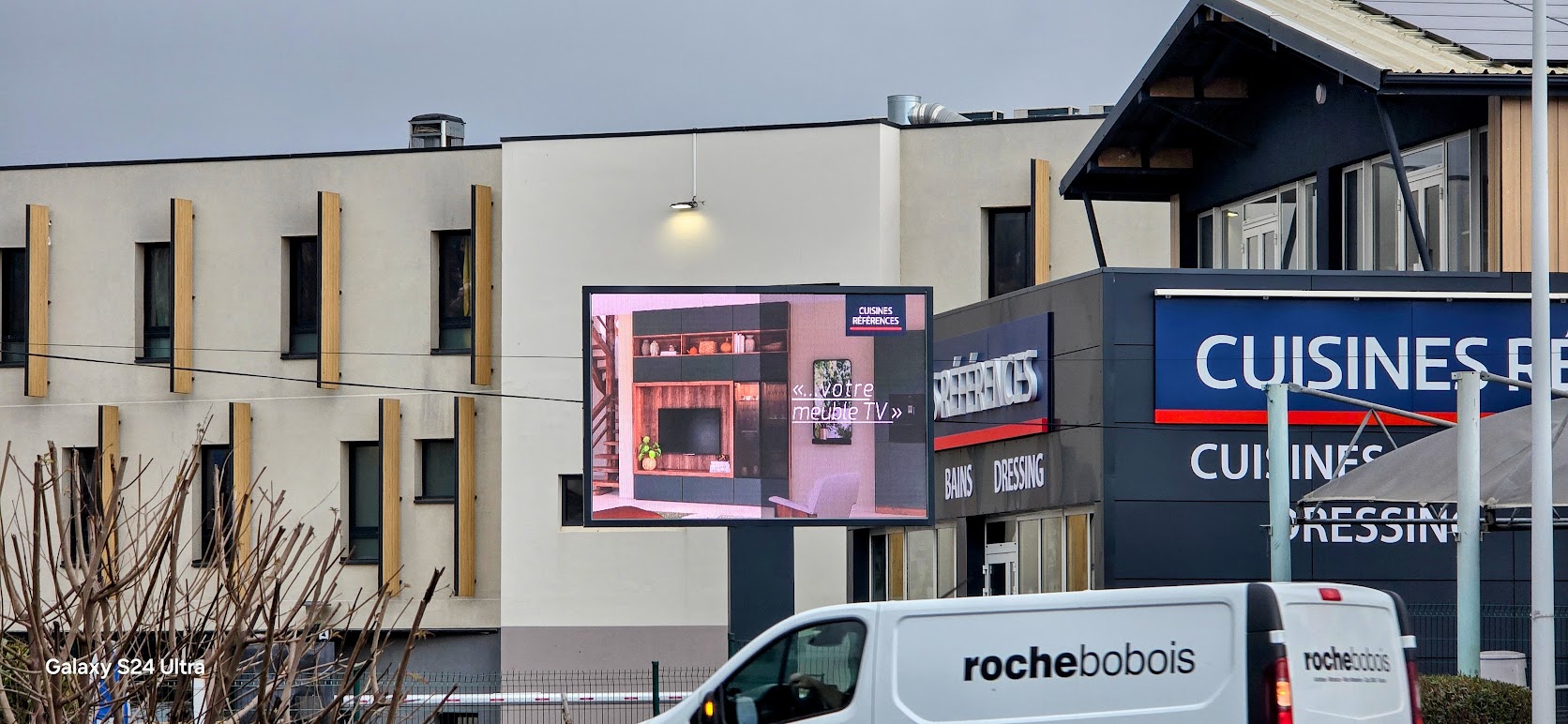 Écran LED géant de 6 m² à haute résolution installé dans le magasin Cuisine Référence à La Valette-du-Var.