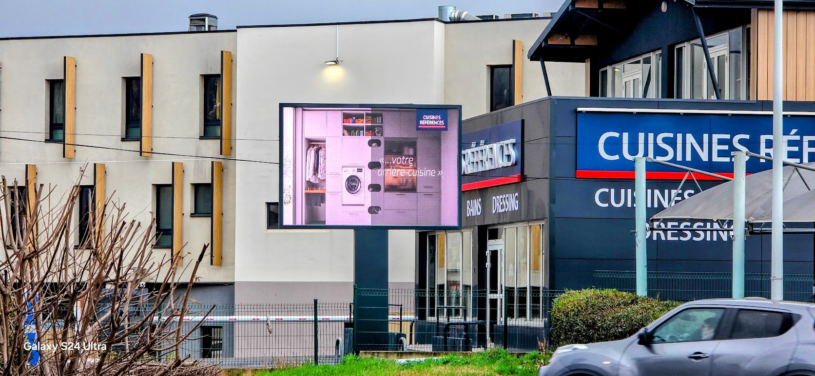 Écran LED géant haute définition dans le showroom de Cuisine Référence à La Valette-du-Var.