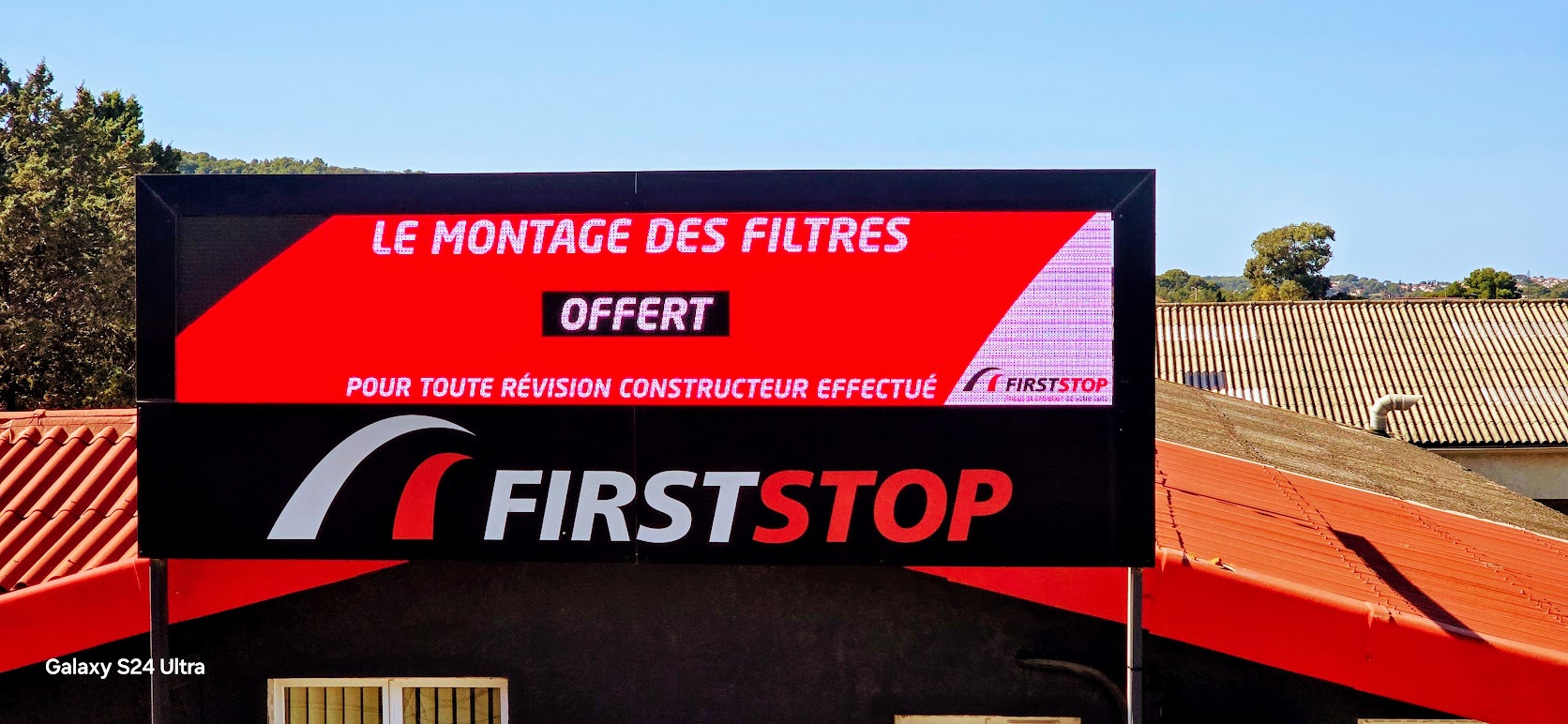 Installation d'un écran géant LED extérieur de 8 m² à 20 mètres de hauteur pour le garage First Stop à Six-Fours-les-Plages.