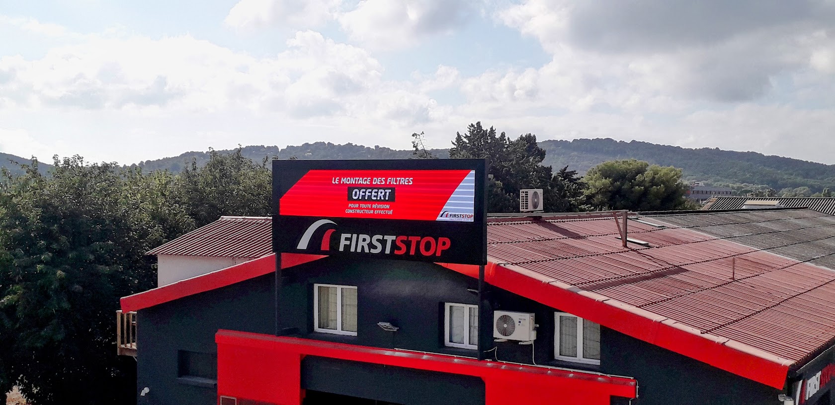 Enseigne numérique LED installée pour First Stop à Six-Fours