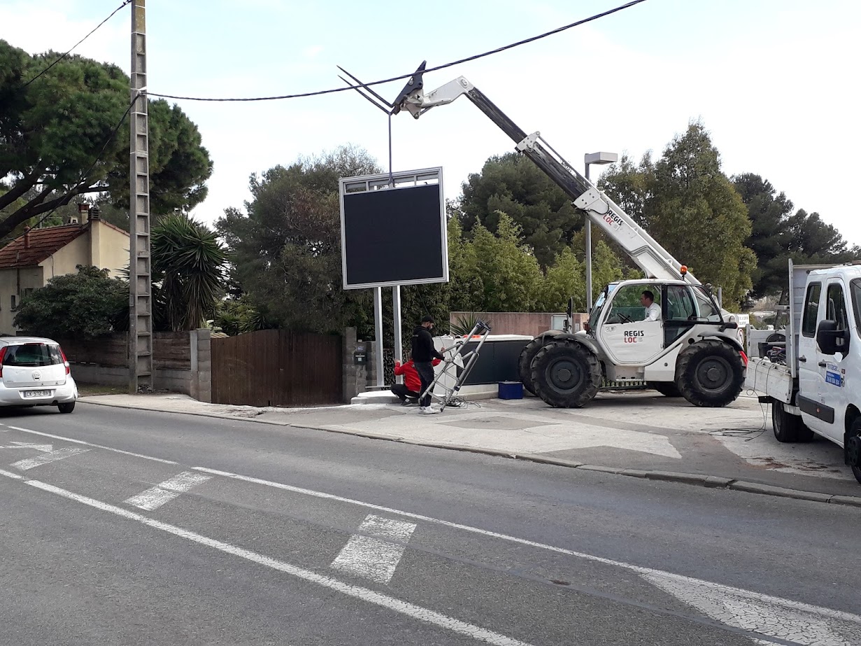 Installation d'un écran géant LED par un technicien Pixelink expert.