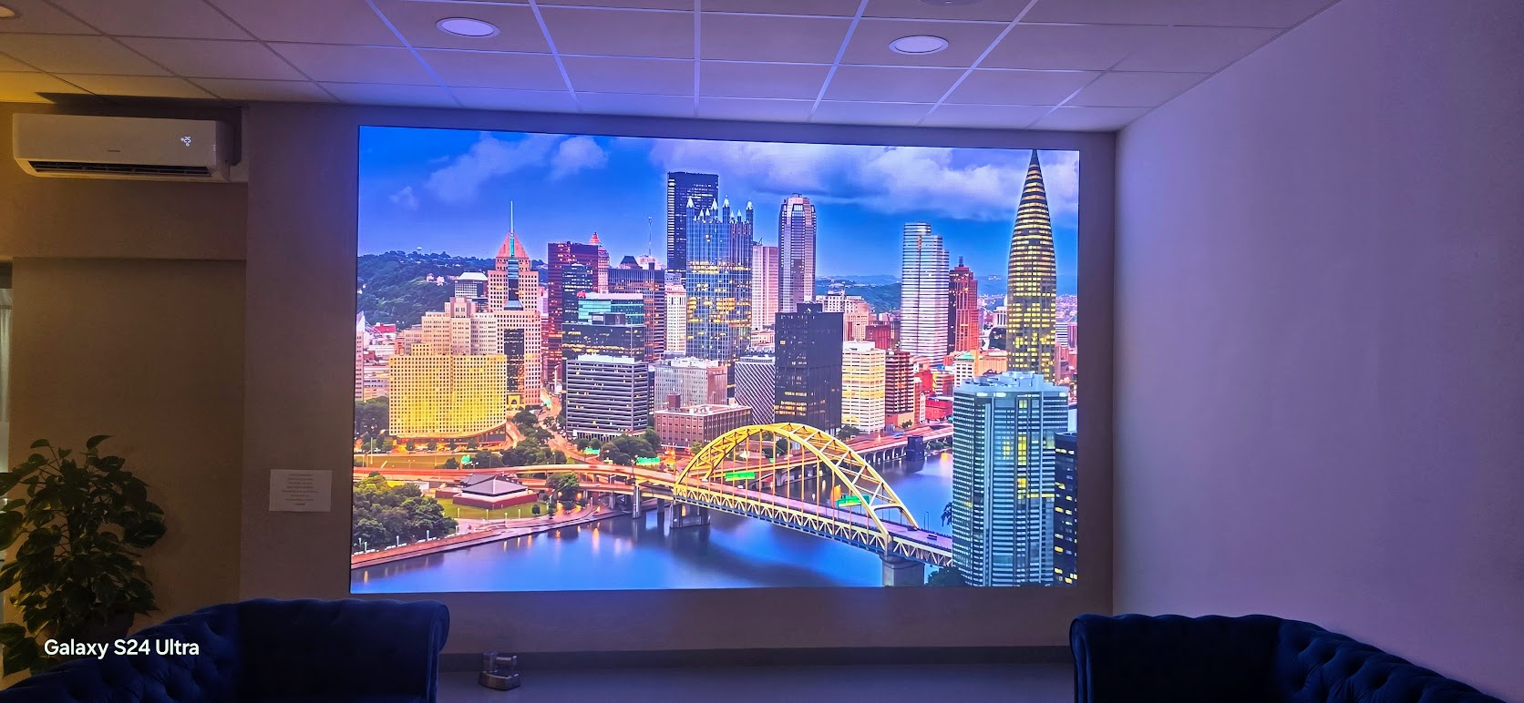Écran LED géant de 10 m² intégré dans la salle de réception d'Eden Service, rue Paradis à Marseille