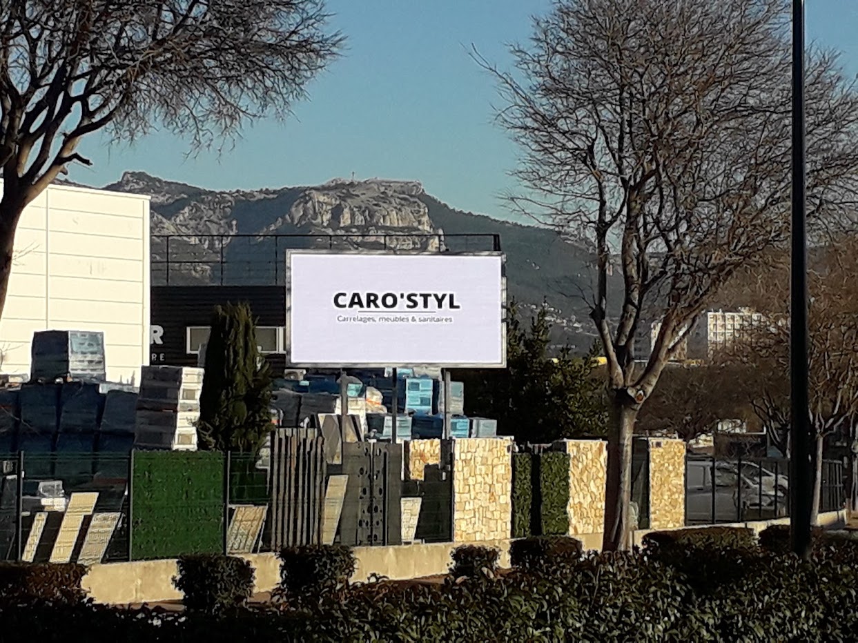 Écran géant LED extérieur à haute luminosité pour le magasin Carostyl à La Seyne-sur-Mer.