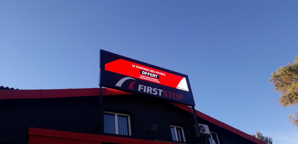 Enseigne numérique Pixelink allumée sur la façade du garage First Stop à Six-Fours-les-Plages.