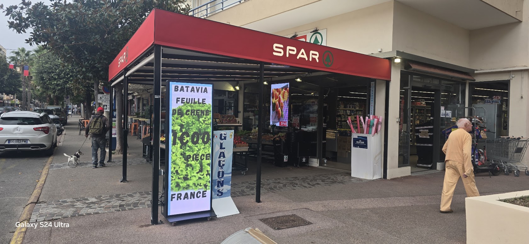 Poster digital LED portatif et écran de vitrine installés pour le supermarché SPAR à Cavalaire-sur-Mer.